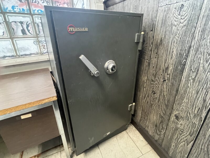 ONLINE ONLY ABSOLUTE AUCTION: PHOTOGRAPHY EQUIPMENT & OFFICE FURNISHINGS