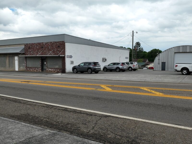 ABSOLUTE REAL ESTATE AUCTION: COMMERCIAL BUILDINGS, TWO ADJOINING PROPERTIES BEING SOLD AS ONE IN LOUDON, TN