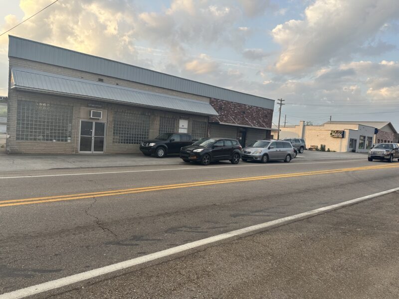 ABSOLUTE REAL ESTATE AUCTION: COMMERCIAL BUILDINGS, TWO ADJOINING PROPERTIES BEING SOLD AS ONE IN LOUDON, TN